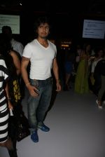 Sonu Nigam at Khushali Kumar Show at lakme fashion week 2012 in Grand Hyatt, Mumbai on 2nd March 2012 (51).JPG